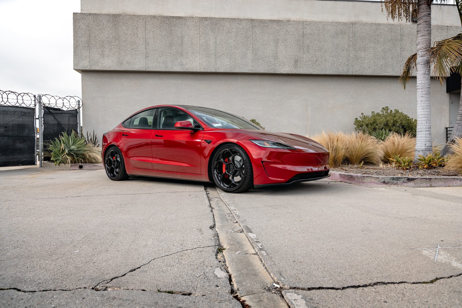 Ultra Red Tesla Model 3 Performance – UP-05 Forged Wheels In Gloss Black